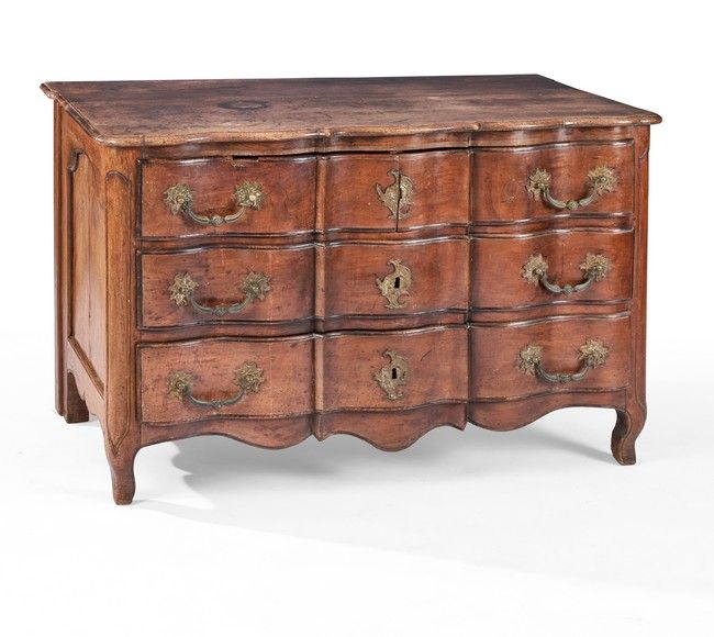 COMMODE à façades arbalète en noyer mouluré...