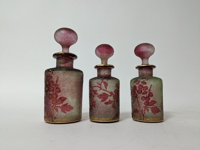 NECESSAIRE DE TOILETTE en verre dégagé à...
