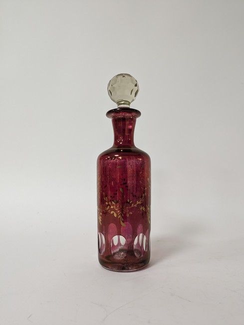 CARAFE en cristal taillé rouge à décor de...