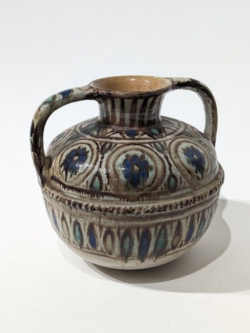 URNE en céramique émaillée polychrome à décor...