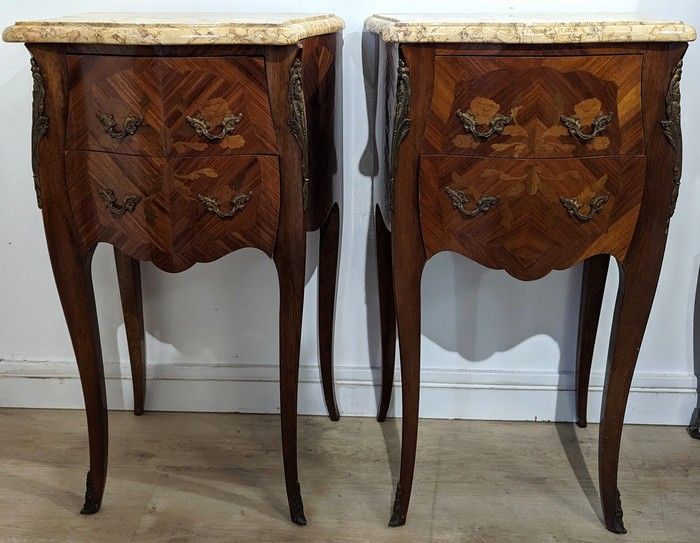 PAIRE DE TABLES DE CHEVET galbées en placage...