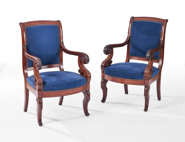 PAIRE DE FAUTEUILS en acajou mouluré et sculpté,...
