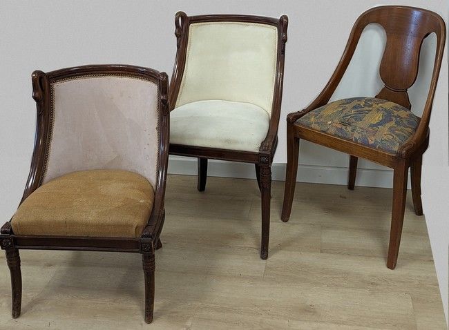 TROIS CHAISES gondole en acajou et placage...