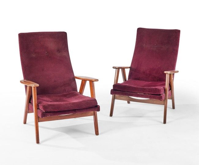 PAIRE DE FAUTEUILS en bois exotique à dossier...
