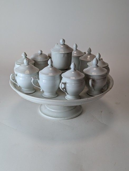 COUPE en porcelaine circulaire sur piédouche...