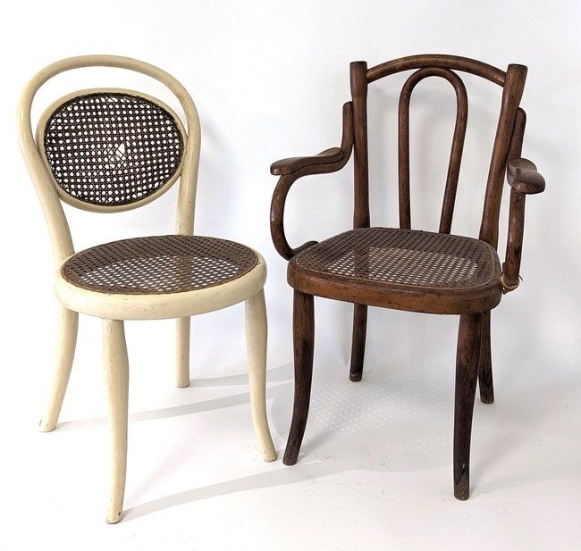 DEUX SIÈGES D'ENFANT en bois courbé et assise...