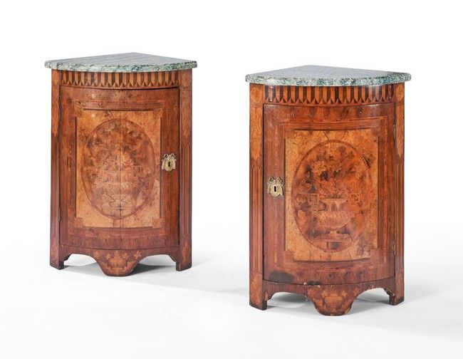 PAIRE D'ENCOIGNURES en bois de placage ouvrant...