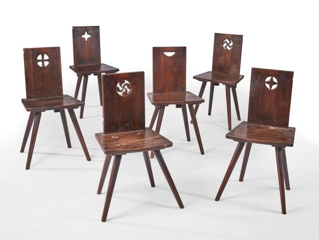 SUITE DE SIX CHAISES type savoyardes en chêne...