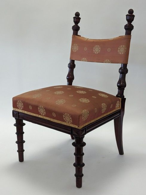 CHAISE CHAUFFEUSE en bois teinté façon acajou,...