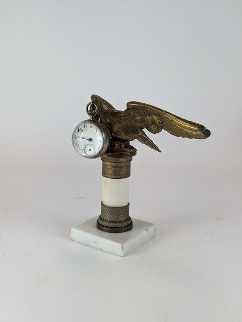 PENDULE DE BUREAU de forme globulaire.