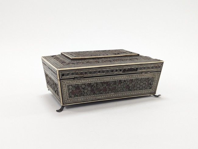 COFFRET-NÉCESSAIRE A COUTURE dans un coffret...