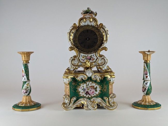 GARNITURE DE CHEMINÉE en porcelaine émaillée...