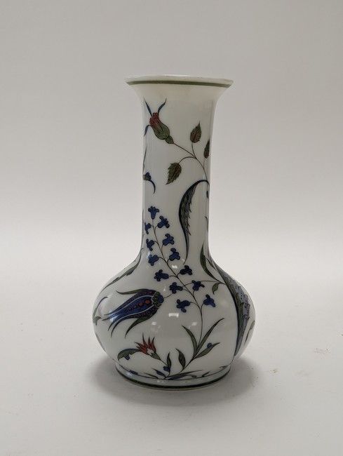 VASE à haut col en opaline peinte à décor...