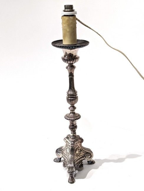 FLAMBEAU en bronze argenté de forme balustre...