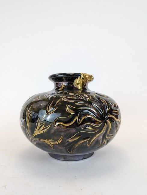 VASE boule à panse aplatie en faïence émaillée...