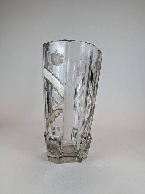 VASE en cristal à pans, gravé de motifs floraux...