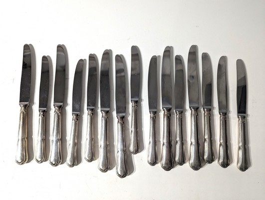 SIX GRANDS COUTEAUX et NEUF PETITS COUTEAUX...