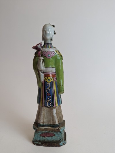 STATUETTE de geisha tenant un sceptre en...