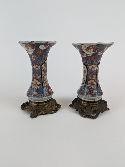 PAIRE DE PETITS VASES cornets à col octogonal...