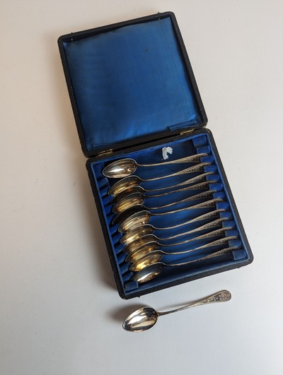 DOUZE CUILLERES en argent (950), la spatule...