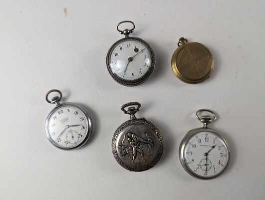 CINQ MONTRES DE POCHES en métal, une drée,...