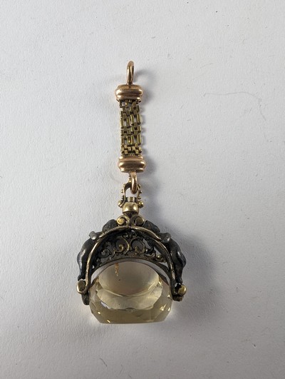 PETIT CACHET de chatelaine en or (750) et...