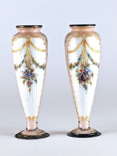 PAIRE DE PETITS VASES balustres entièrement...