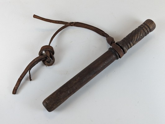MATRAQUE en bois tourné et sculpté orné d'une...