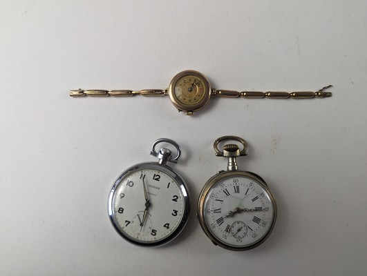 DEUX MONTRES DE POCHES, une en argent et...