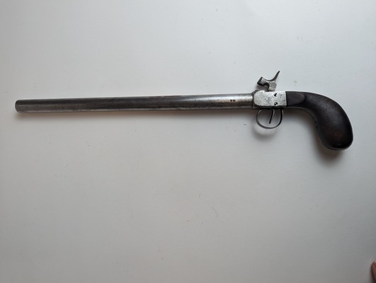 LONG PISTOLET DE SALON à coffre à percussion....