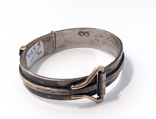 BRACELET rigide articulé en or (750) et argent...