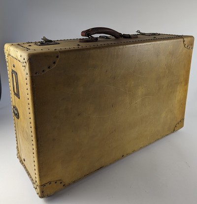 VALISE MALLE en gainé de peau (vélin?) et...