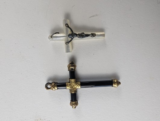 DEUX CROIX pendentifs, une en nacre et la...