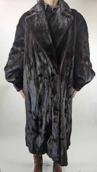 MANTEAU LONG en vison noir à boutonnage et...