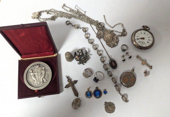 LOT DE BIJOUX en argent (800) comprenant...