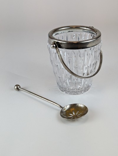 SEAU A GLACONS ET SA CUILLERE en verre taillé...
