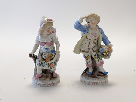 PAIRE DE BOUQUETIERES en porcelaine émaillée...