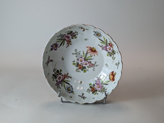 COUPE creuse chantournée en porcelaine émaillée...
