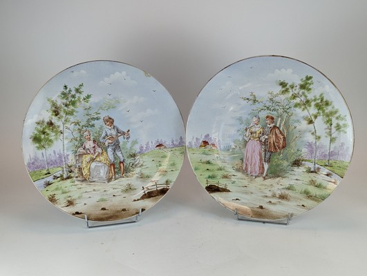 PAIRE DE GRANDS PLATS ronds décoratifs en...