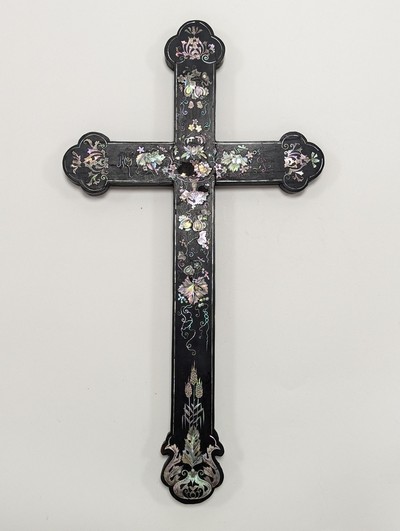 CRUCIFIX en bois noirci chantourné à décor...