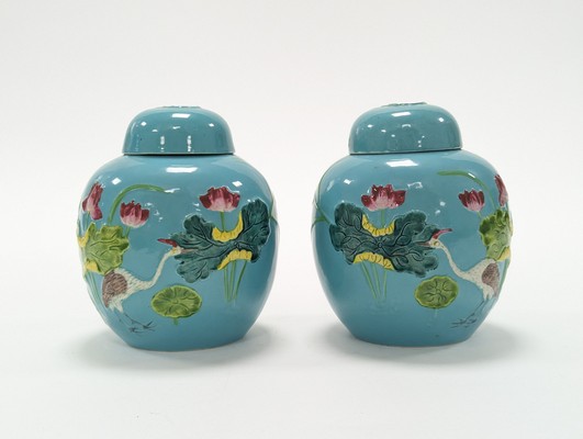 PAIRE DE POTS A GINGEMBRE en porcelaine émaillé...