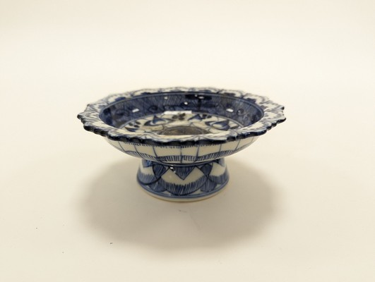 CENDRIER sur talon en porcelaine émaillé...