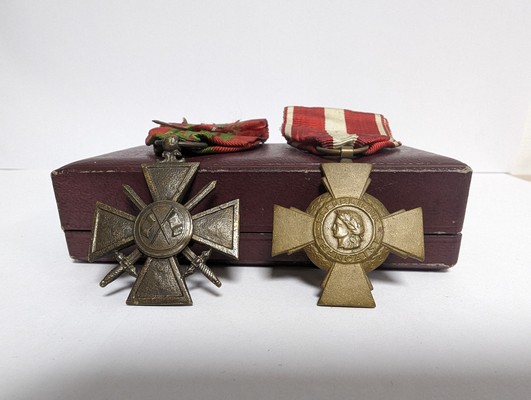 DEUX DECORATIONS MILITAIRES dont: