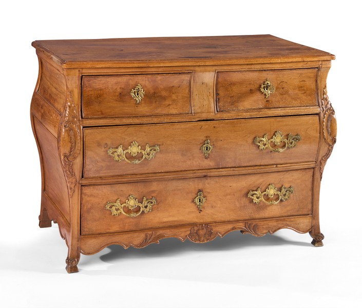 COMMODE TOMBEAU en noyer mouluré et sculpté...