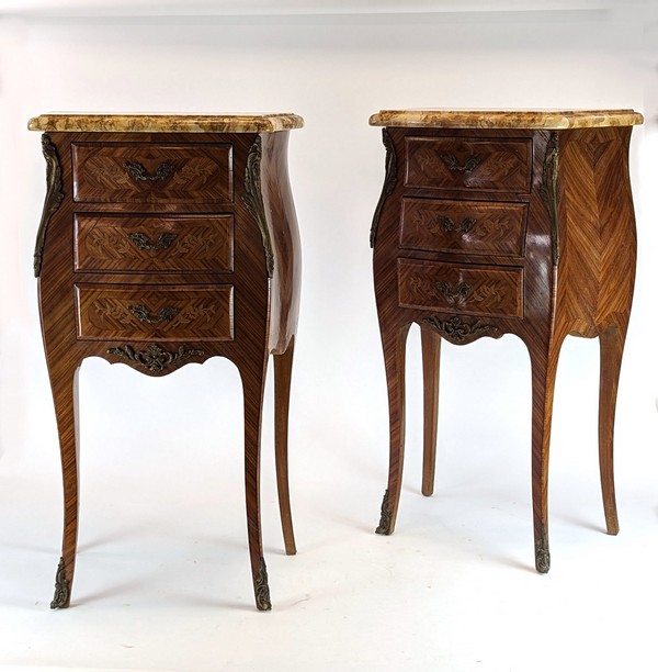 PAIRE DE TABLES DE CHEVETS en bois de placage...