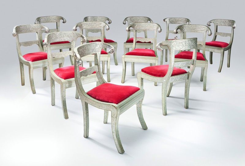 SUITE DE DOUZE CHAISES entièrement recouvertes...