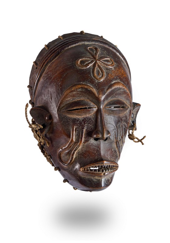 MASQUE aux yeux mi-clos et portant des scarifications...