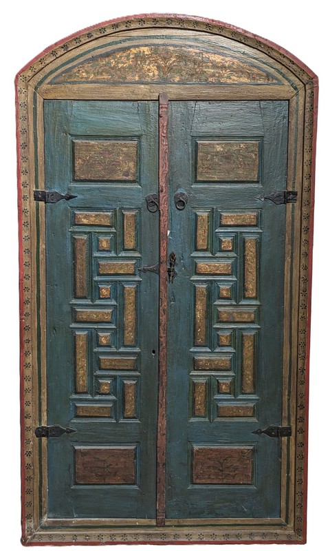 PORTE à deux vantaux à caissons et cintrée...