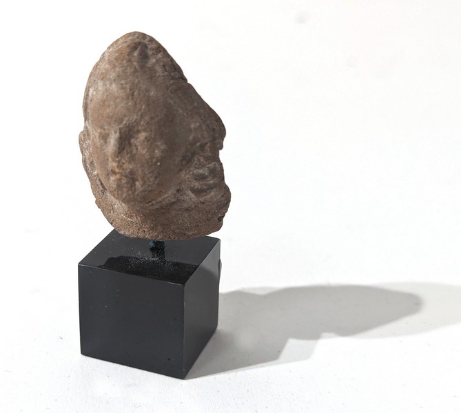 TÊTE DE STATUETTE en terre cuite sculpté...
