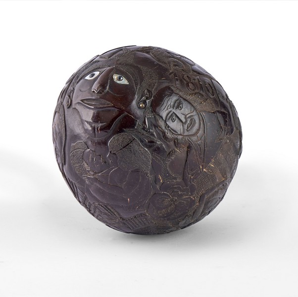 NOIX DE COCO finement gravée et sculptée...